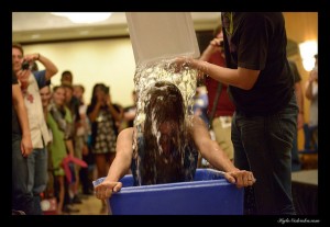 Veronica's Ice Bucket Challenge. Crédit : Kyle Nishioka